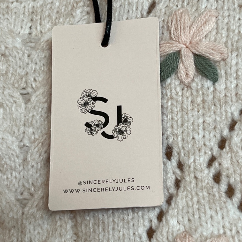 SINCERELY JULES Angie Floral Cable Knit
Sweater Tank - Picture 10 of 14
